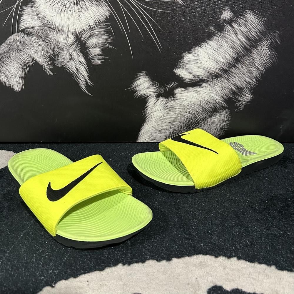 Nike Kawa 819352-700 Slide Sandal Boys 6Y Green Leather Casual Slip-On Flat